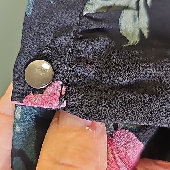 Catherine Malandrino blouse, size 2X. Black with roses and lovely blue birds. - Picture 12 of 12